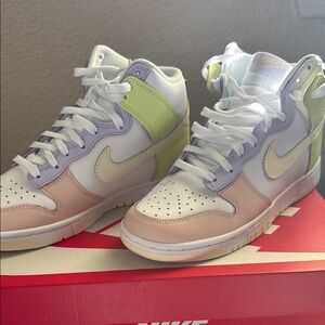 NIKE Dunk High Cashmere Women’s Shoe (White/Cashmere/Lemon Twist), 7.5